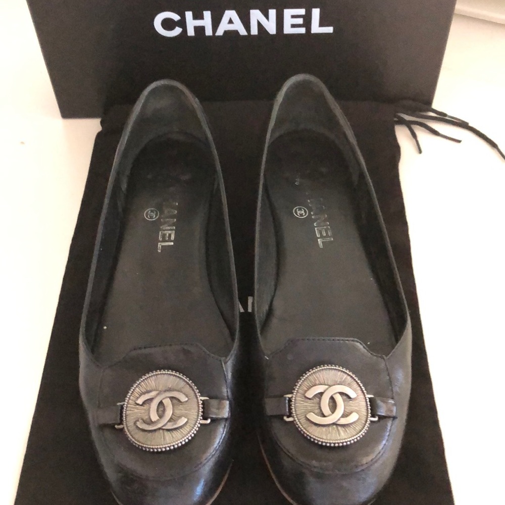CHANEL classic ballerina flat w iconic metal logo - Picture 2 of 11